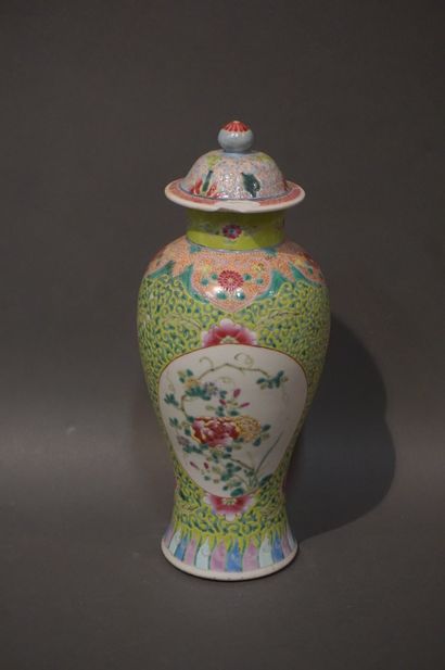 null Vase couvert en porcelaine chinoise à décor polychrome de fleurs sur fond vert...