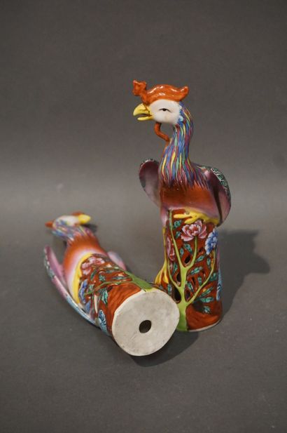 null Paire d'oiseaux polychrome en porcelaine chinoise ajourée (restauration au bec)....