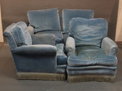 null Canapé et deux fauteuils garnis de velours bleu usagé. Canapé: 80x150x105 c...