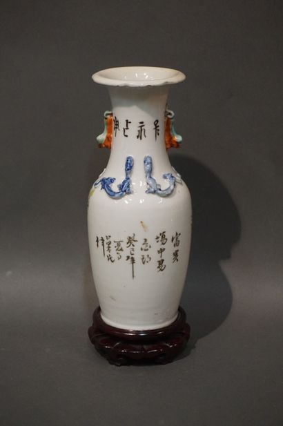 null Vase en porcelaine asiatique à décor de branche fleurie, d'oiseau et de calligraphies...