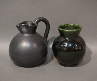 Accolay Pichet et vase (13,5 cm, égrenures) en faïence de Accolay.