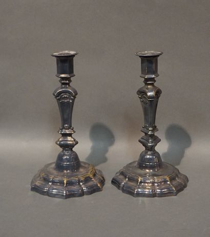 null Paire de bougeoirs en métal argenté. Style Louis XV. 24 cm