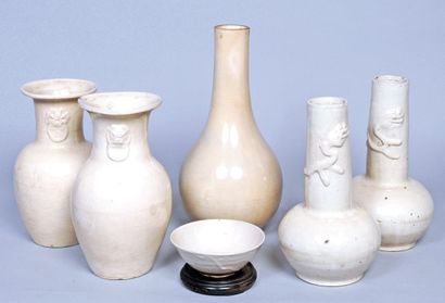null Bol en grès émaillé blanc crémeux, Tanhao, XIIIe, diam. 17,5 cm 
Paire de vases...