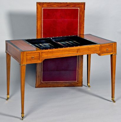 Table de trictrac. Estampille de G. KINTZ Table de trictrac en bois de placage. 
Epoque...