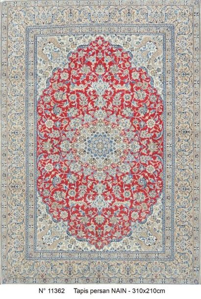 null Fin NAIN (Iran), belle laine, fleurs en soie, (vers 1980)

Champ rubis à décor...