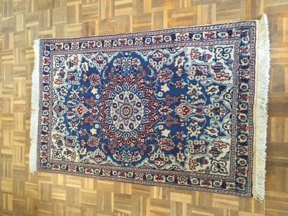 null NAIN (Iran), laine et fleurs en soie sur fond bleu azur
140x090cm