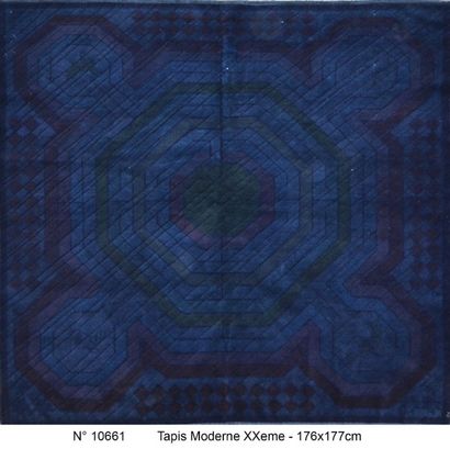 null Tapis moderne en laine monochrome bleu nuit, XXème siècle

composé de motifs...