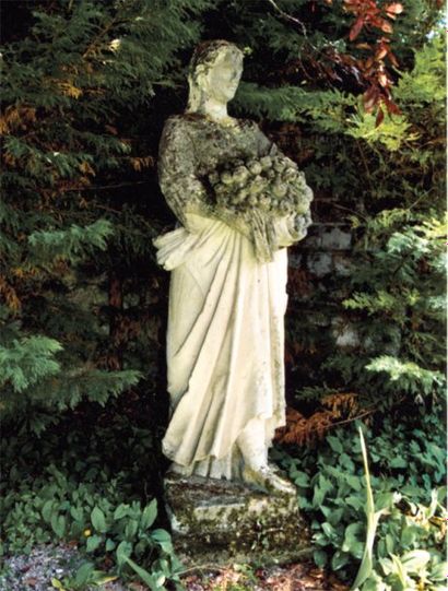 null " L'Abondance ou la Fertilité ", 
statue en pierre sculptée, XVIIIe, 
accidents...