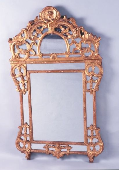 null Miroir à parcloses
en bois sculpté et doré, XVIIIe,
restaurations, 150 x 90...