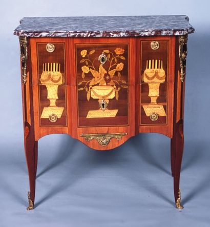 null Commode en marqueterie de bois teintés et en placage
de satiné et d’amarante,...