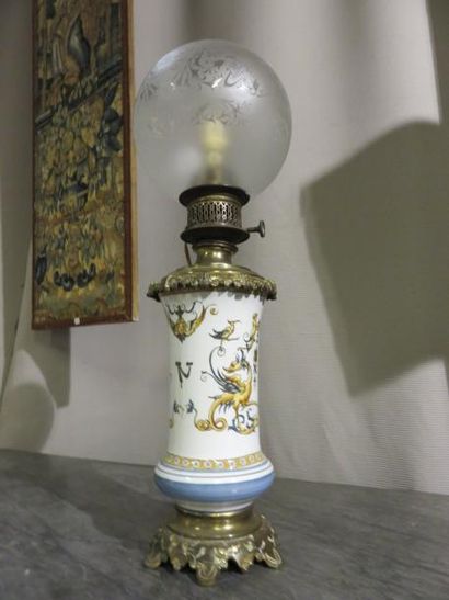 null Lampe à pétrole en faïence de Gien, à décor de grotesques, et à monture en laiton.
Hauteur:...