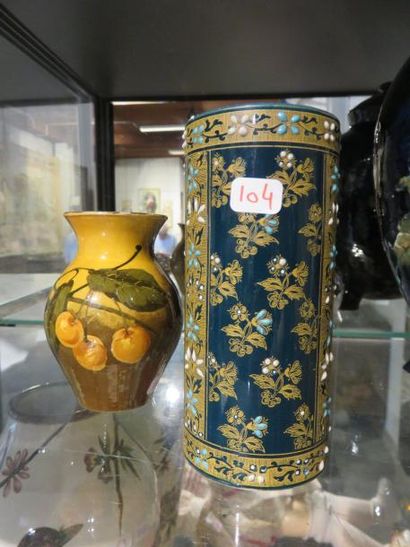 null Petit vase rouleau en faïence de Gien à décor floral sur fond bleu vert
Hauteur:...