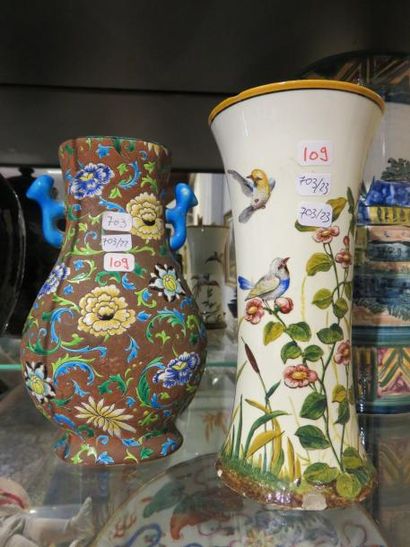 null Vase en faïence de Gien à deux anses turquoises et à décor de fleurs sur fond...