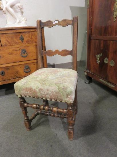 null Chaise à piétement balustre, en bois naturel. Style Louis XIII