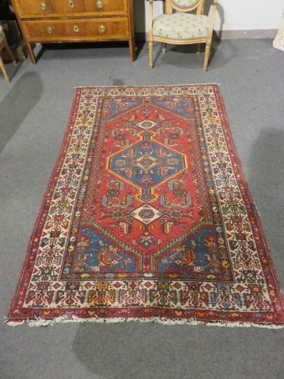 null Tapis Hamadan (Perse) à médaillon bleu sur fond rouge. 202 x 124 cm
Expert:...