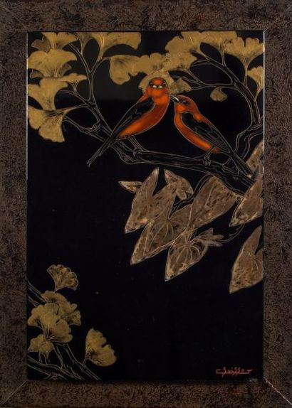 GASTON SUISSE (1896-1988) «Deux oiseaux s'aimaient». Laque de couleur à décor entaillé...