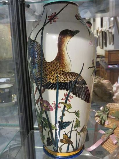 GIEN 
Vase de forme ovoïde à décor polychrome en plein d'un oiseau en vol traversant...