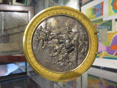 null Plaque ronde en argent, à décor en haut - relief: «Napoléon lors d'une bataille»...