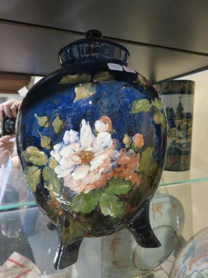 null Vase quadripode couvert en faïence de Havilland à Limoges, à décor de fleurs....