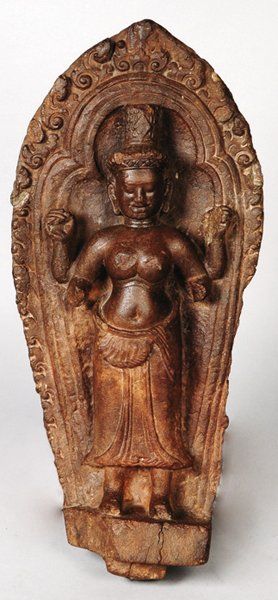 null Stèle en grès à patine brun foncé,
sculpté de bhagavati debout à quatre bras.
Cambodge...