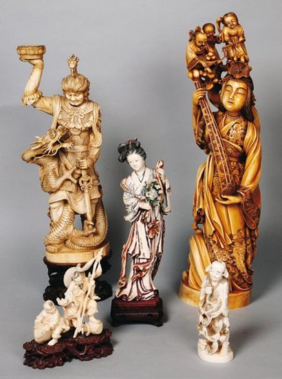 Statuettes anciennes en ivoire
du Japon,...