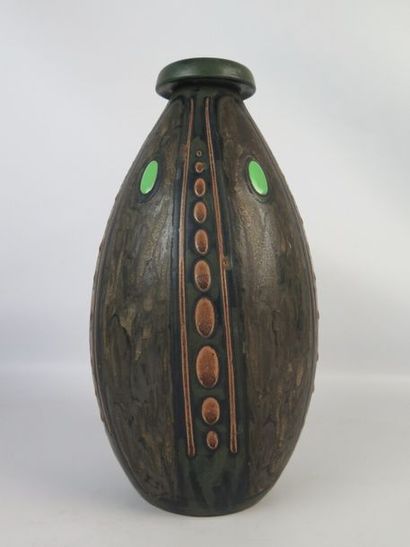 null Charles CATTEAU (1880-1966).

Vase en grès polychrome émaillé de forme ovoïde,...