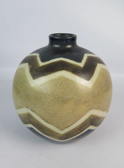 null Charles CATTEAU (1880-1966).

Vase en grès polychrome émaillé de forme boule.

Signé...