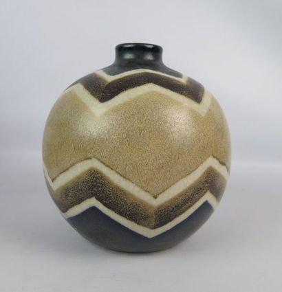 null Charles CATTEAU (1880-1966).

Vase en grès polychrome émaillé de forme boule.

Signé...