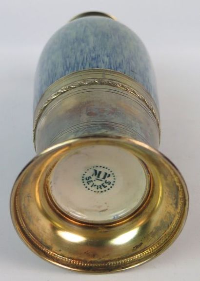 null SEVRES, Paul MILET (1870-1950).

Vase en porcelaine à décor moucheté bleu sur...