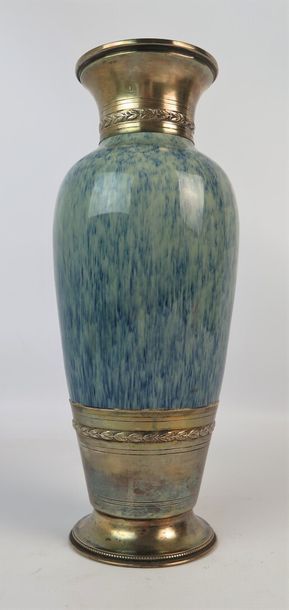 null SEVRES, Paul MILET (1870-1950).

Vase en porcelaine à décor moucheté bleu sur...