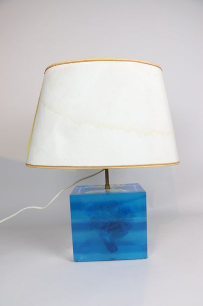 null Pierre GIRAUDON (né en 1923), attribué à.

Lampe en résine bleu incluant un...