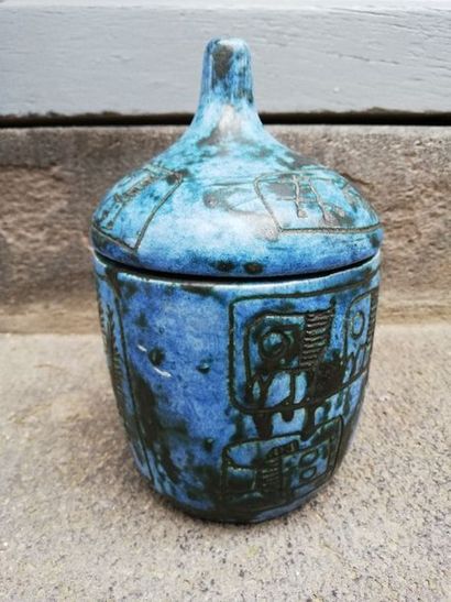 null Jacques BLIN (1920-1995).

Pot couvert en céramique émaillée bleu et gravures.

Signé...