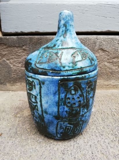 null Jacques BLIN (1920-1995).

Pot couvert en céramique émaillée bleu et gravures.

Signé...