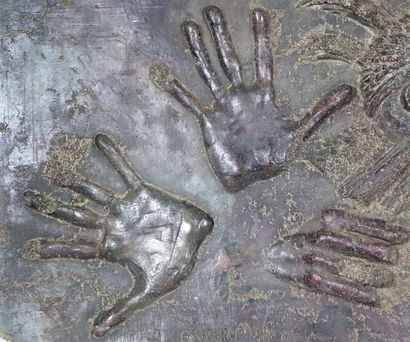 null ASLAN (1930-2014).

Masque et mains.

Important bas-relief en ciment patiné,...
