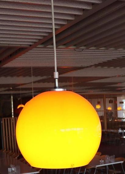 null PUTZLER, Germany.

Ensemble de 10 suspensions globe en verre orange.

D_30 ...