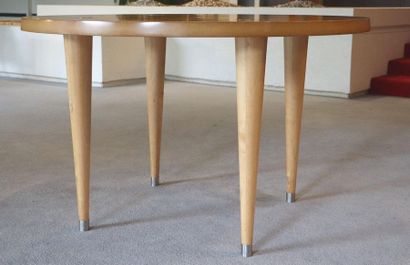 null Alexis PAOUTOFF (né en 1974).

Table ronde à quatre pieds en bois clair et placage...
