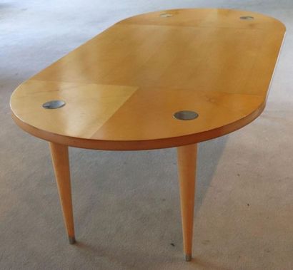 null Alexis PAOUTOFF (né en 1974).

Table ovale à quatre pieds en bos clair et placage...