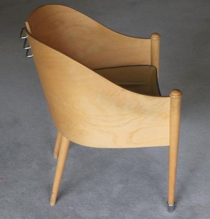 null Alexis PAOUTOFF (né en 1947).

Suite de quatre fauteuils bridge Douchka en bois...
