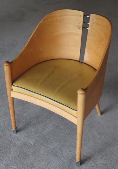 null Alexis PAOUTOFF (né en 1974).

Suite de quatre fauteuils bridge Douchka en bois...