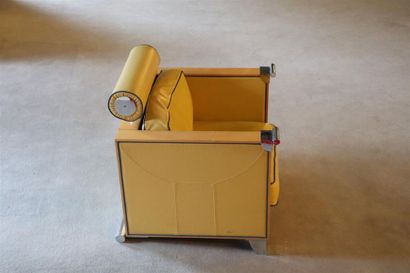null Alexis PAOUTOFF (né en 1947).

Canapé et paire de fauteuils en placage de sycomore,...