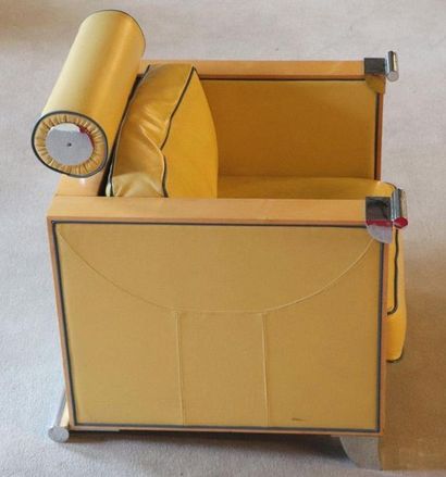 null Alexis PAOUTOFF (né en 1947).

Suite de trois fauteuils en placage de sycomore,...
