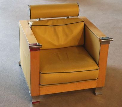 null Alexis PAOUTOFF (né en 1947).

Suite de trois fauteuils en placage de sycomore,...