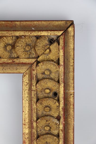 null Cadre en bois sculpté et doré à décor de fleurs enchevêtrées.

XVIIIème siècle.

H_...