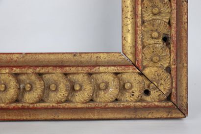 null Cadre en bois sculpté et doré à décor de fleurs enchevêtrées.

XVIIIème siècle.

H_...