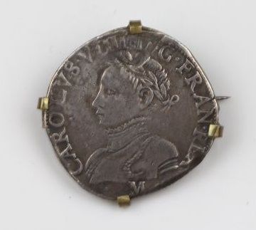null Demi-teston de Charles IX en argent, monté postérieurement en broche.

Vers...
