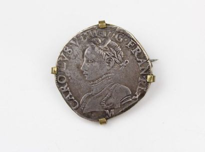 null Demi-teston de Charles IX en argent, monté postérieurement en broche.

Vers...