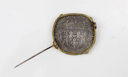 null Demi-teston de Charles IX en argent, monté postérieurement en broche.

Vers...