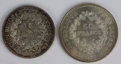 null Ensemble de pièces en argent comprenant :

une pièce de 50 francs 1976.

une...
