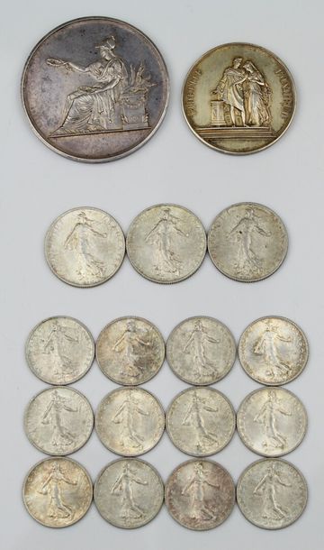 null Ensemble en argent comprenant : 2 médailles, 3 pièces de 2 francs et 12 pièces...