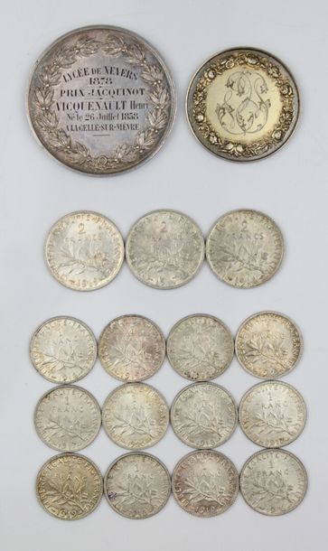 null Ensemble en argent comprenant : 2 médailles, 3 pièces de 2 francs et 12 pièces...